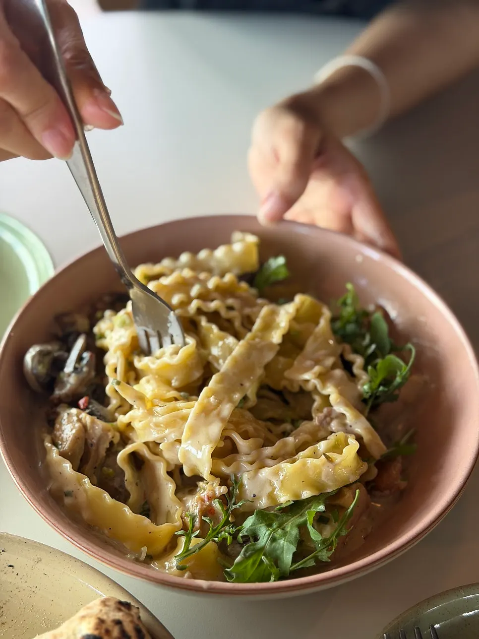 Curly-noodle cream pasta with arugula and lemon