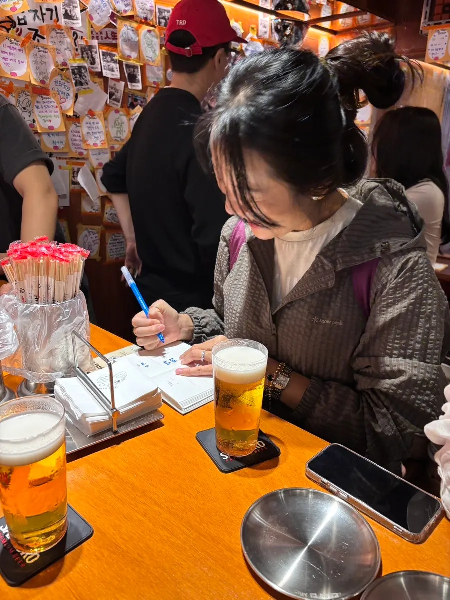 스탠딩 테이블에 놓인 삿포로 생맥주