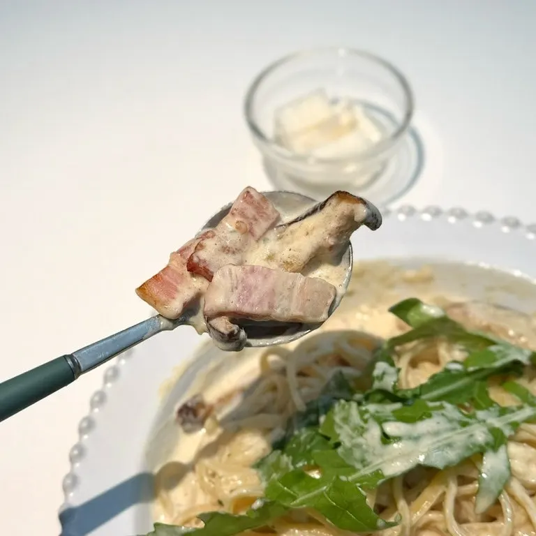 Close-up of the mushroom and bacon topping