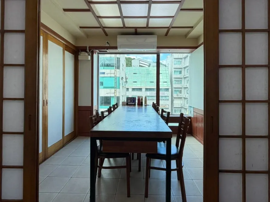Table inside Gwanganda Jjji