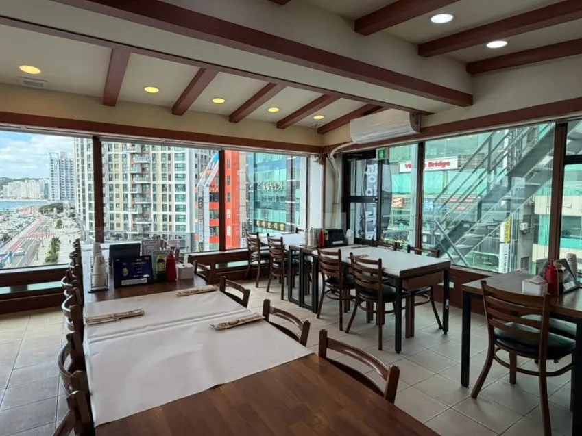 Dining hall at Gwanganda Jjji with floor-to-ceiling windows