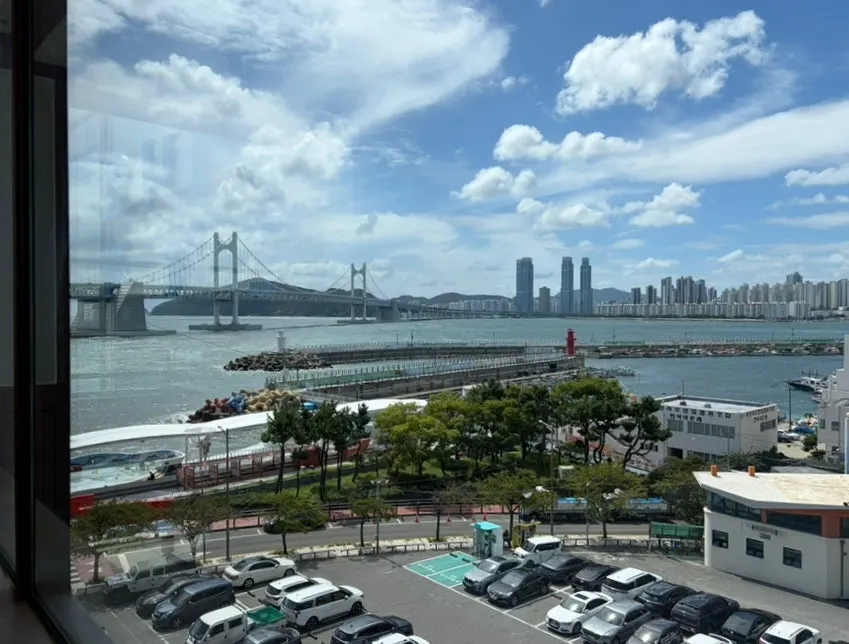 Gwangan Bridge and the sea seen through the floor-to-ceiling window