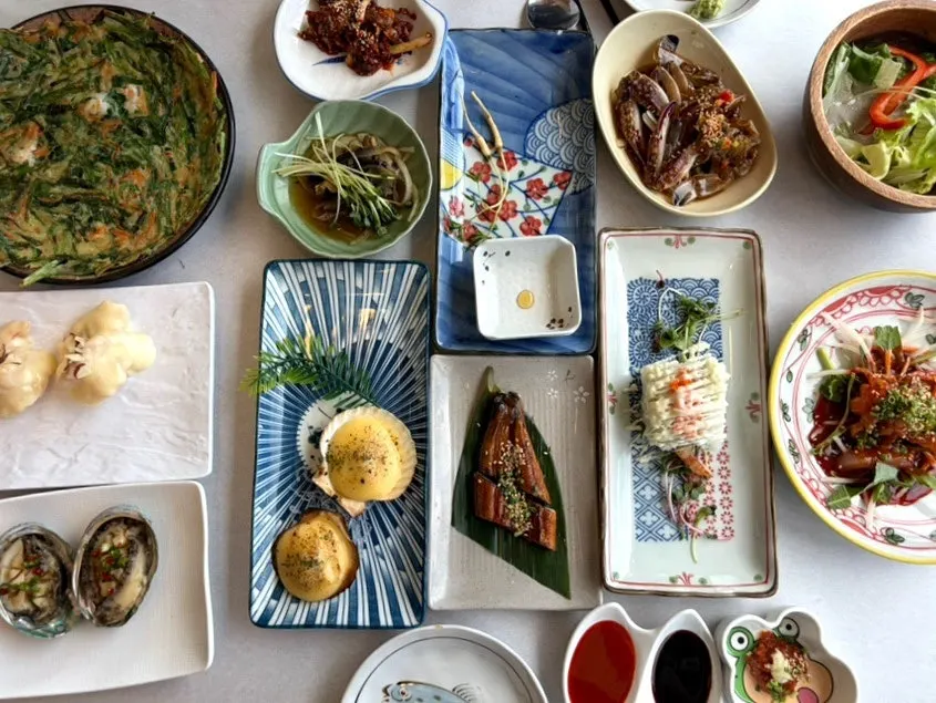 Dishes from the dajji course served in sequence
