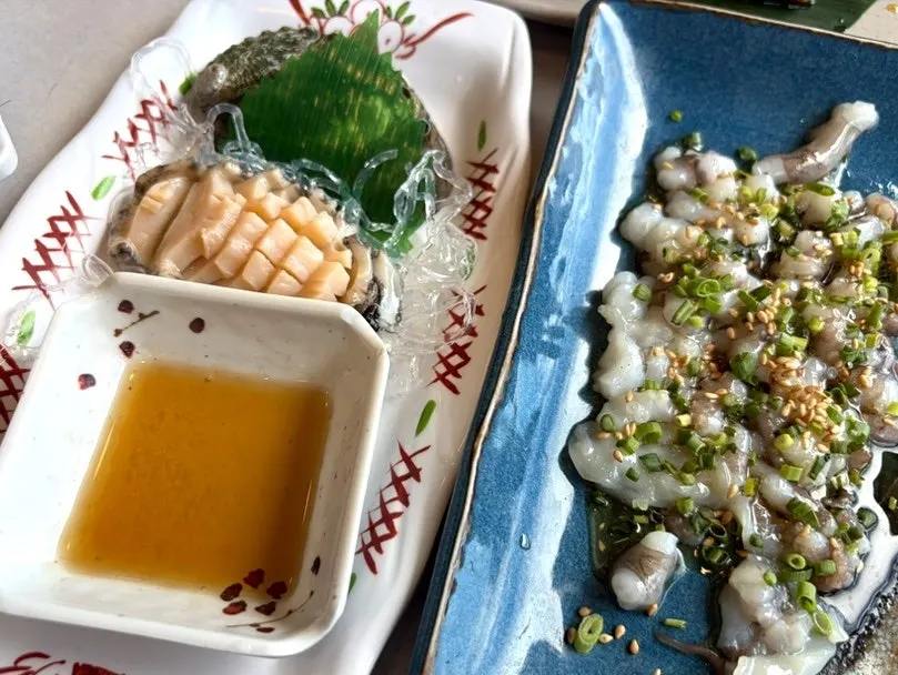 Seafood platter including live octopus