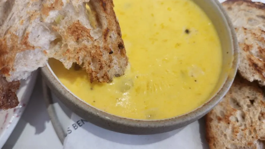 단호박 수프에 찍어 먹는 빵