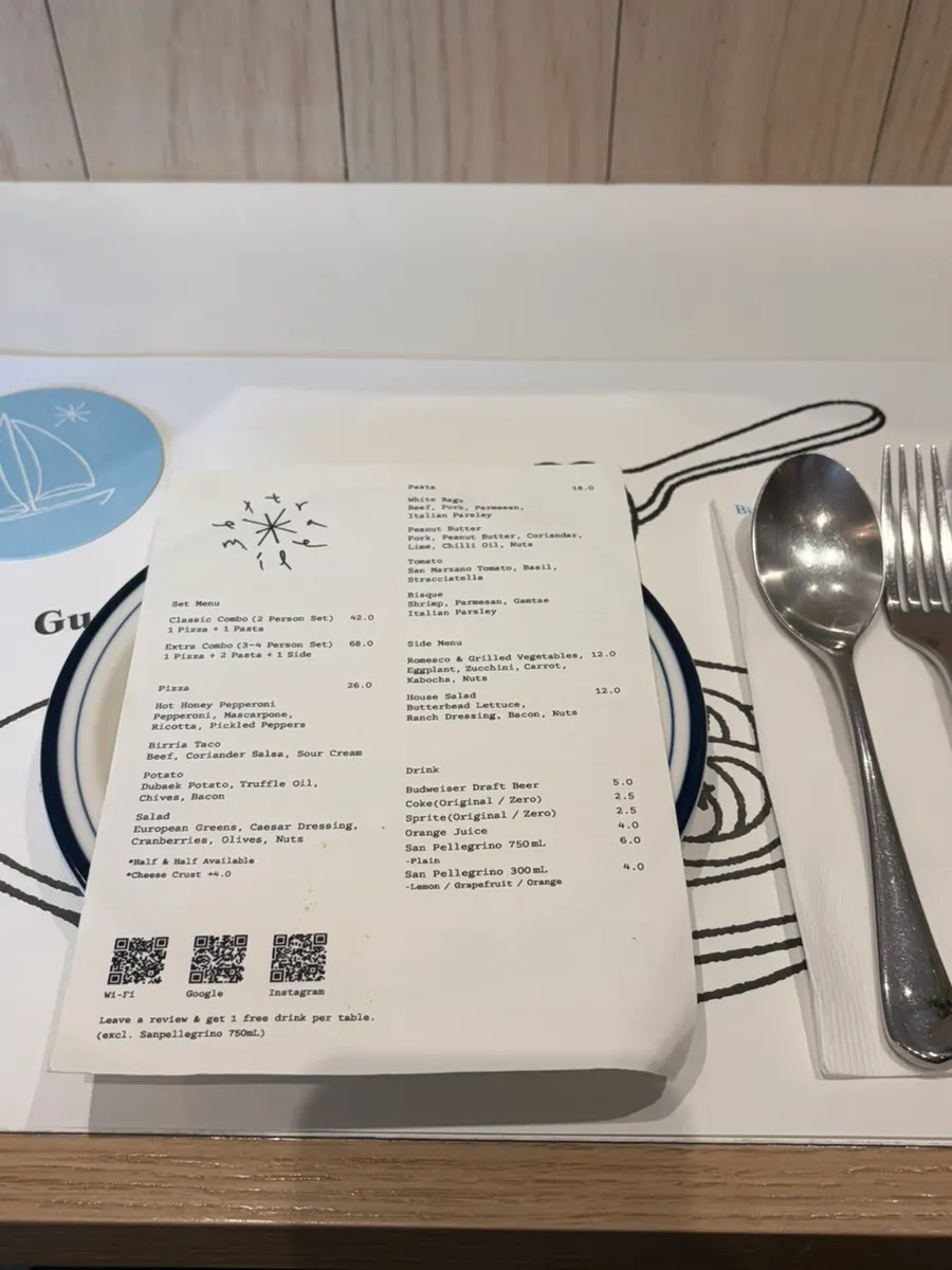 Interior del local con cocina abierta y plantas
