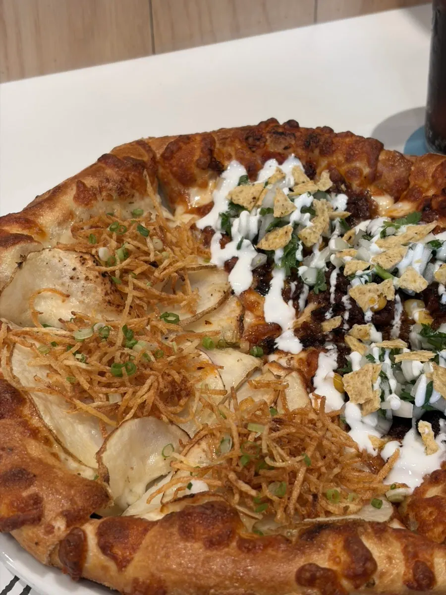 Pizza potato con láminas y ralladura de papa