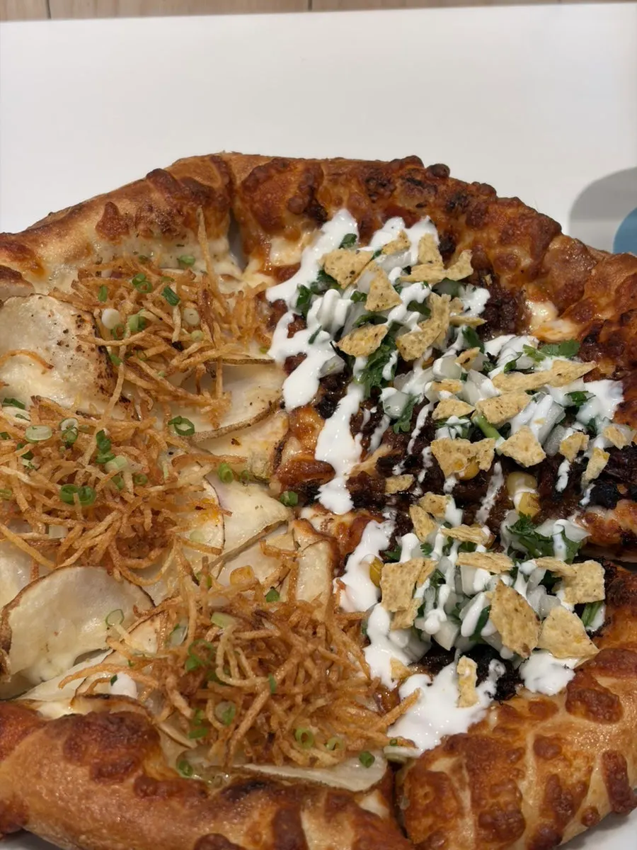 Corte transversal de un trozo de pizza potato