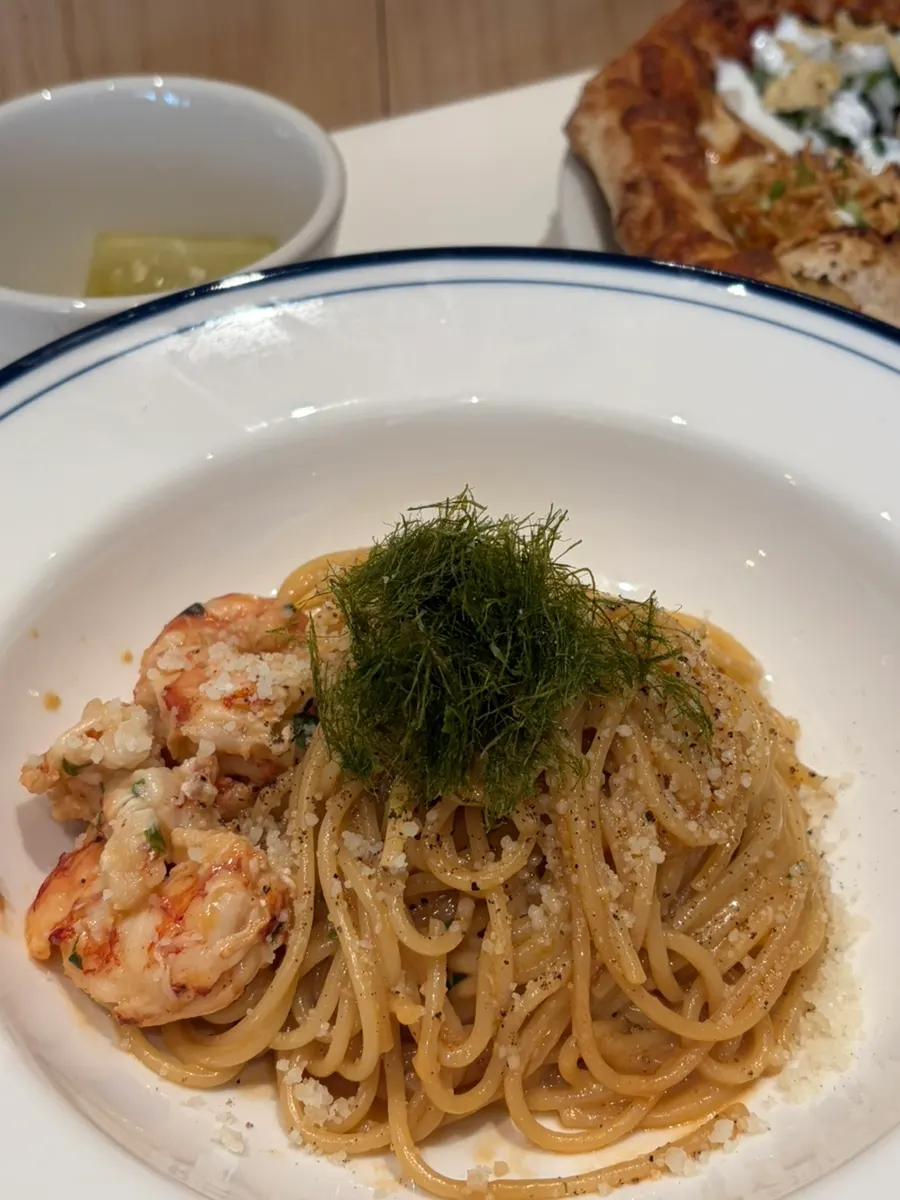 Mesa con la pizza y la pasta servidas juntas