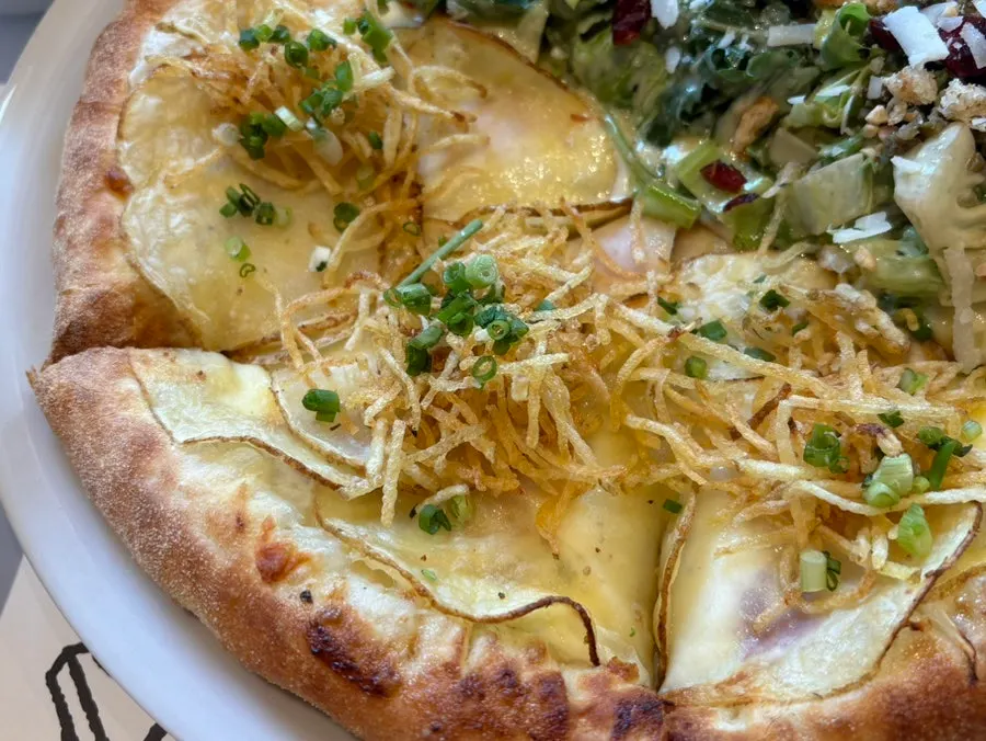 Whole half-and-half pizza with potato and salad toppings