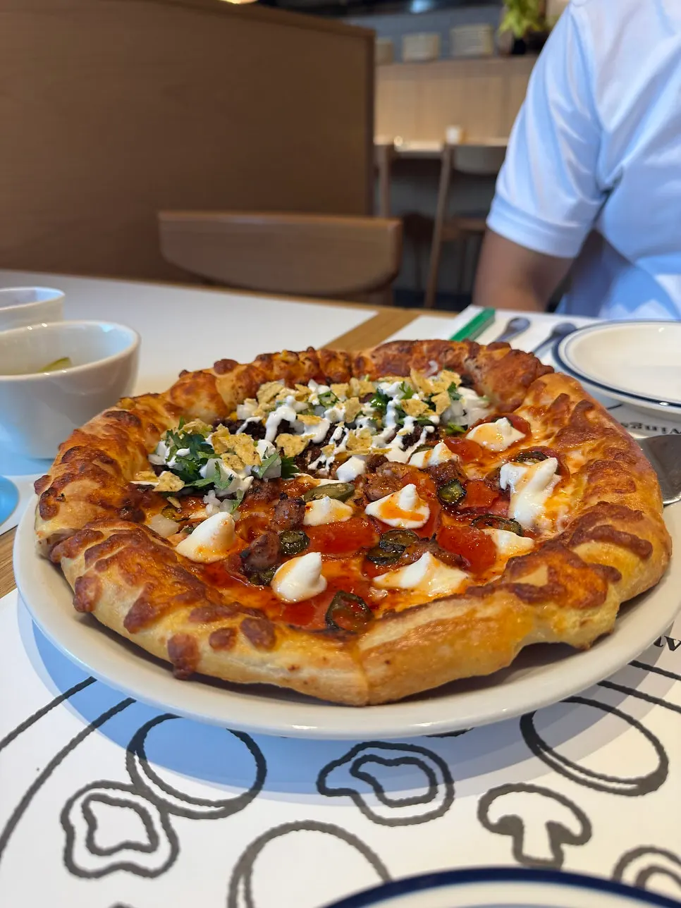 반반으로 구운 화덕피자 한 판