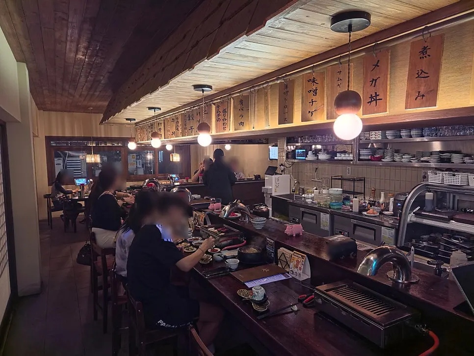 Counter seating at Bisyoku Gwangan Branch