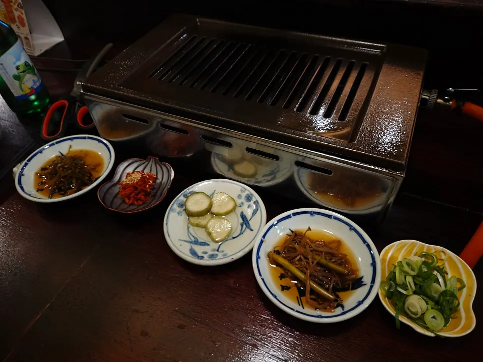Table setting of basic side dishes served with the meat