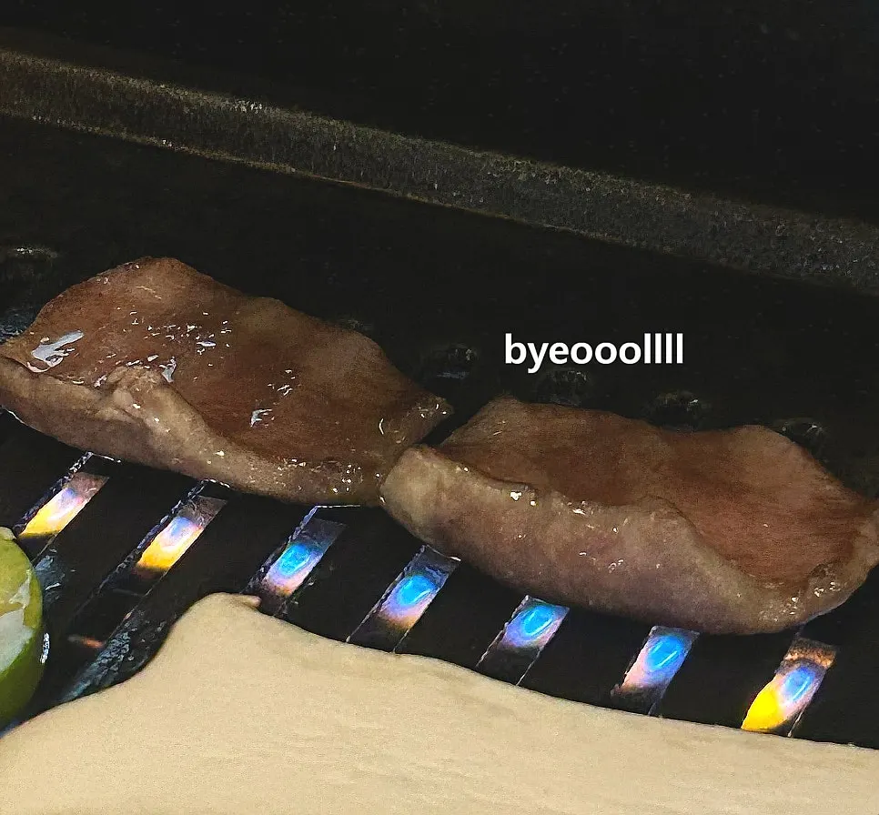 직원이 화로에 첫 점을 구워주는 우설