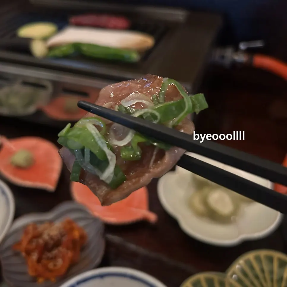 겉이 바삭하게 구워진 특상우설 한 점