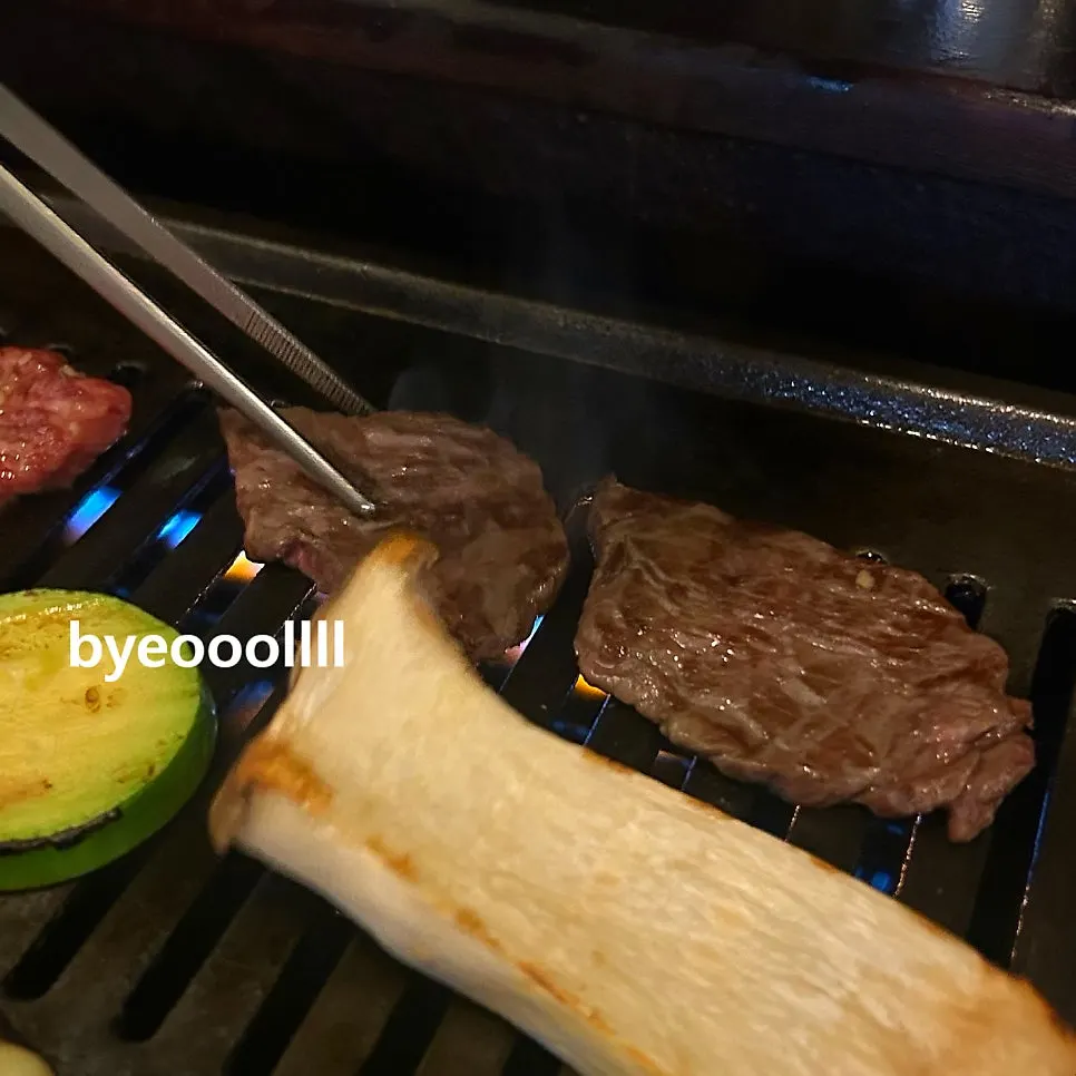 마블링이 보이는 상로스 생고기 접시