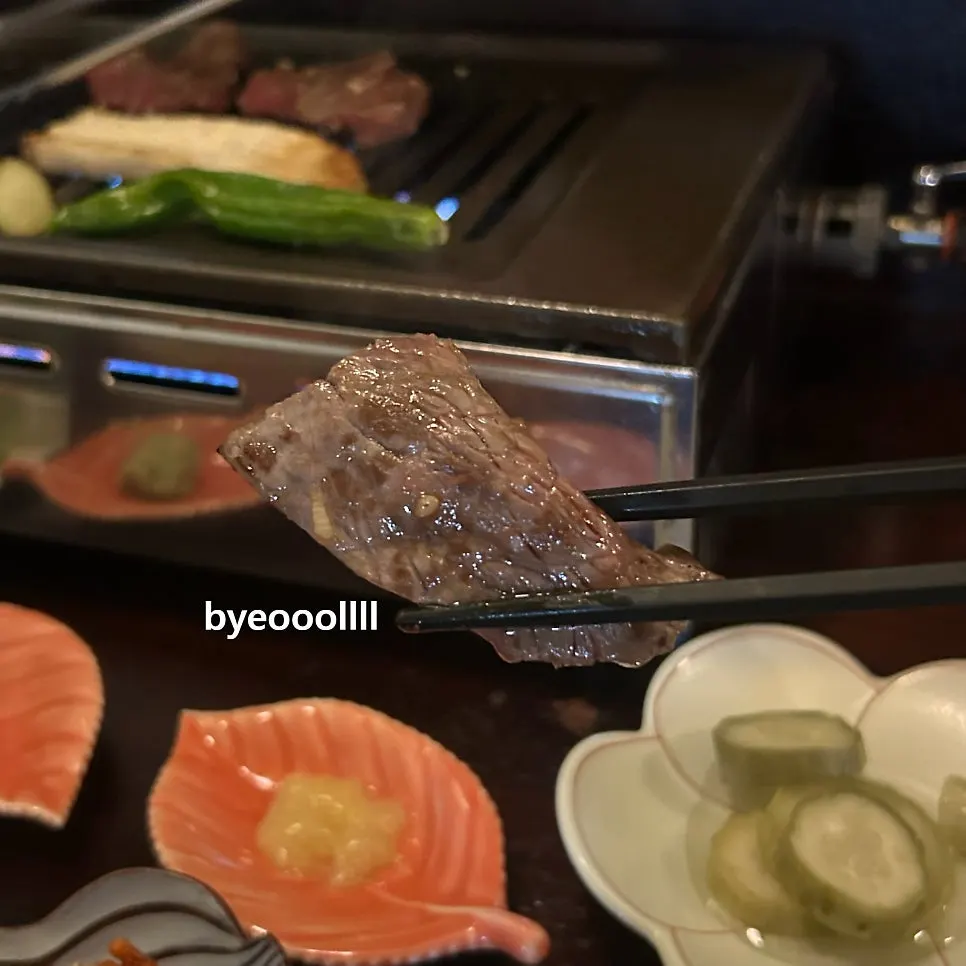 노릇하게 구운 상로스와 소금 찍어 먹는 모습