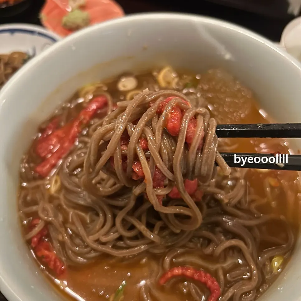 육회와 모밀이 함께 나온 육모밀