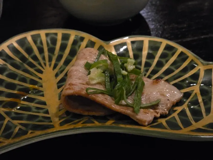 炭火の上で焼ける焼肉