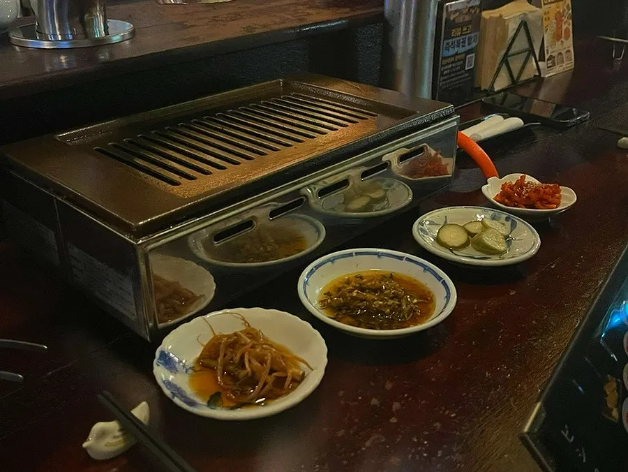야끼니꾸와 함께 나온 절임 밑반찬 한 상