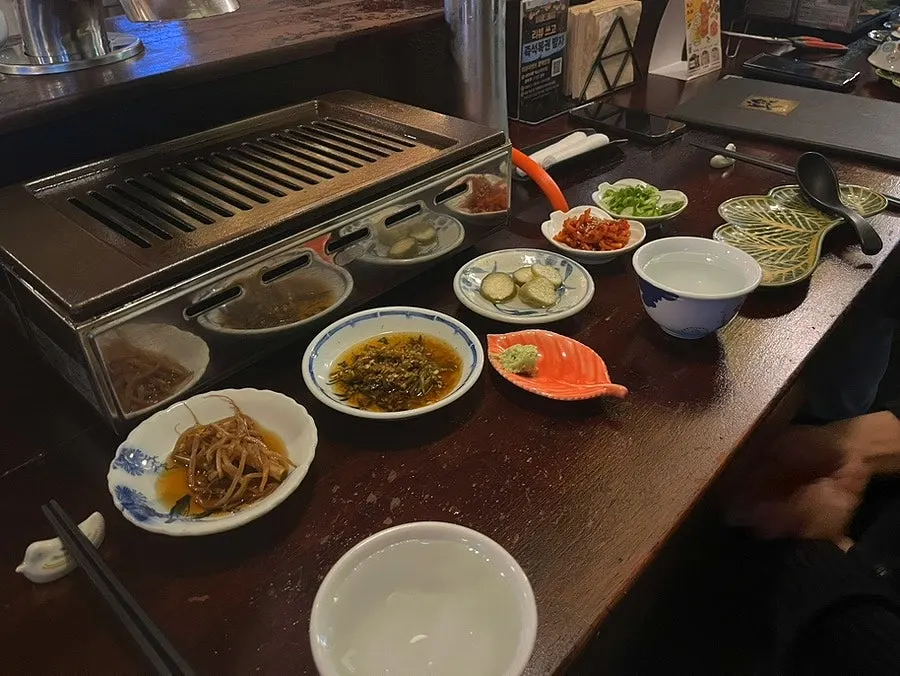 무생채와 파절임 등 비쇼쿠 밑반찬 접시