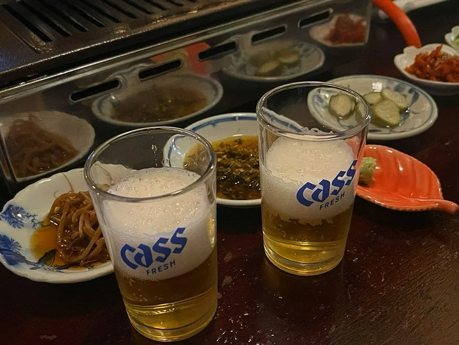 리필한 절임 반찬이 놓인 다찌석 테이블
