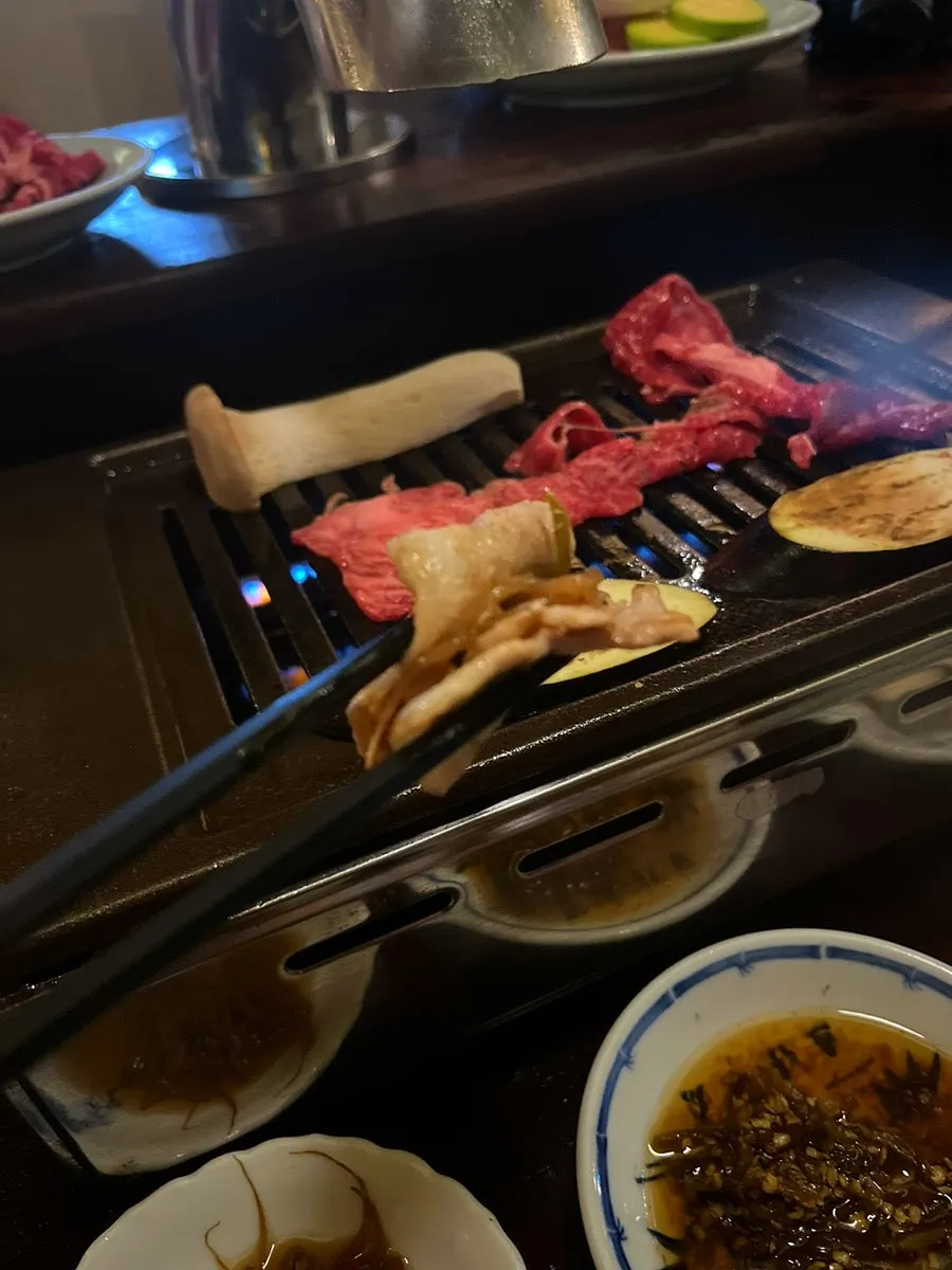 불판 위에서 익어가는 야끼니꾸 등심
