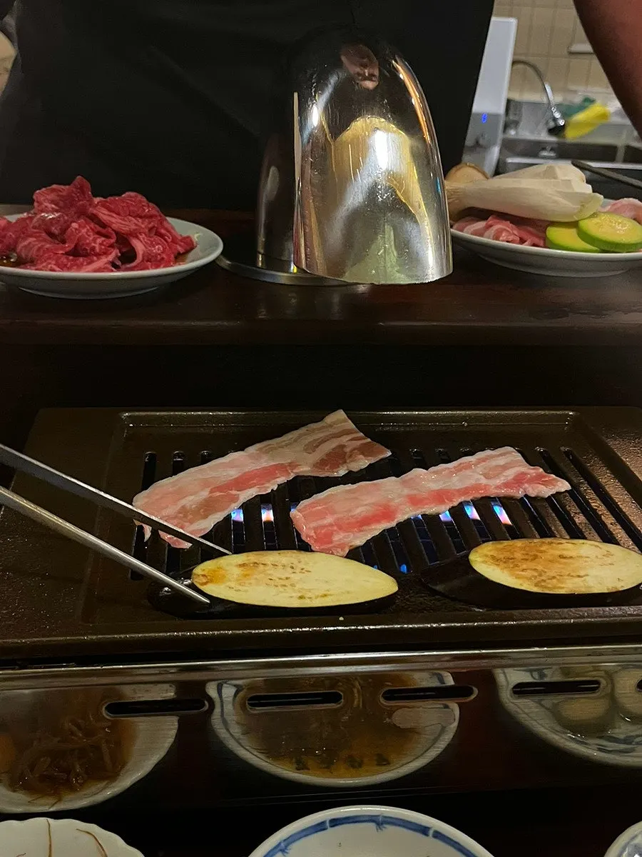 삼겹살 굽기 직전 불판 모습