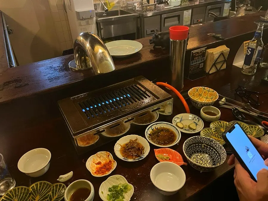비벼 먹는 노른자밥과 고기 한 점
