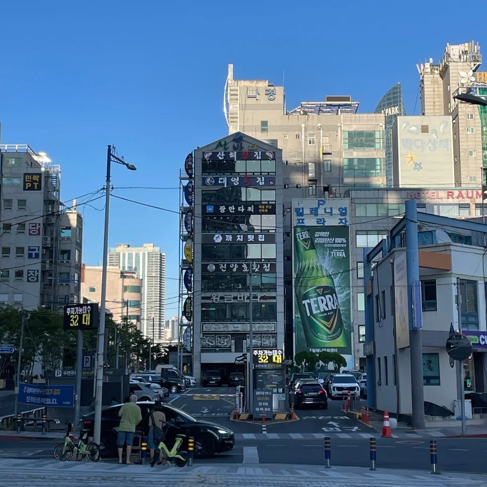 Exterior of Sanbada Hoetown building, 6th floor home of Gwanganda Jjji