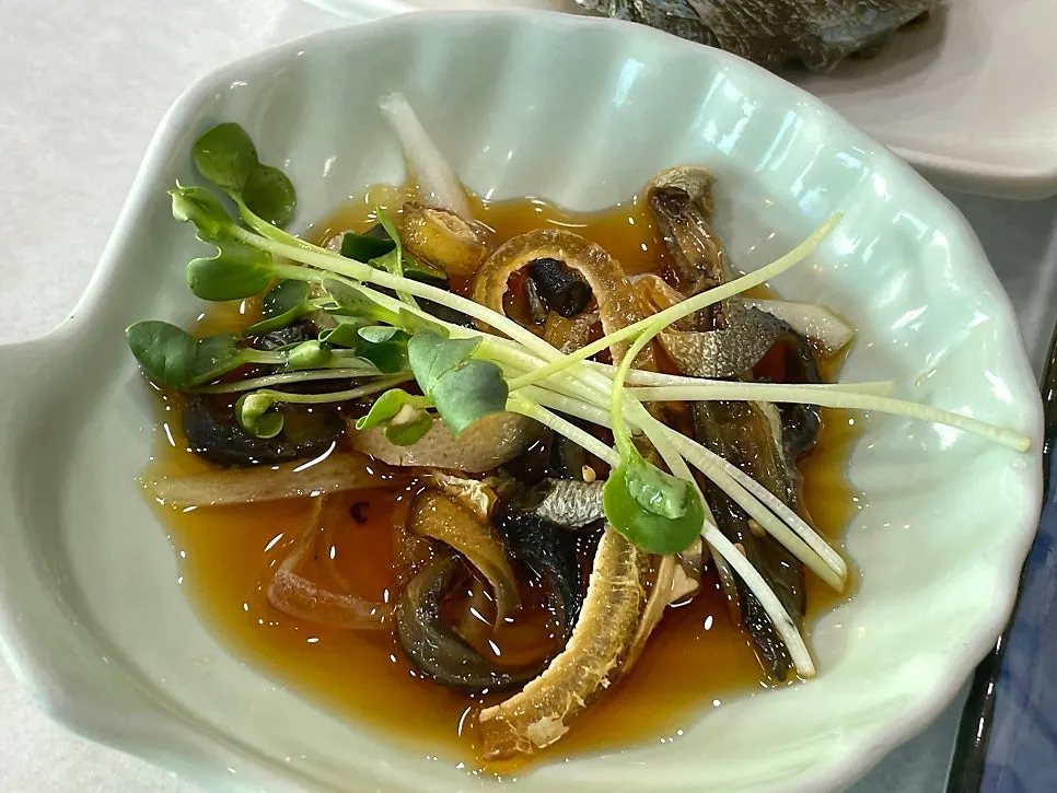 Seafood side dishes including whelk sashimi and sea squirt
