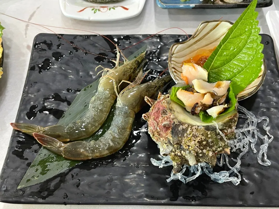 Plate of live shrimp served with the dachi set