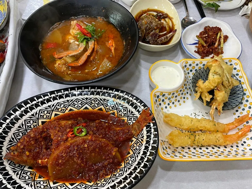 Crab stew, braised dish and fried food served together