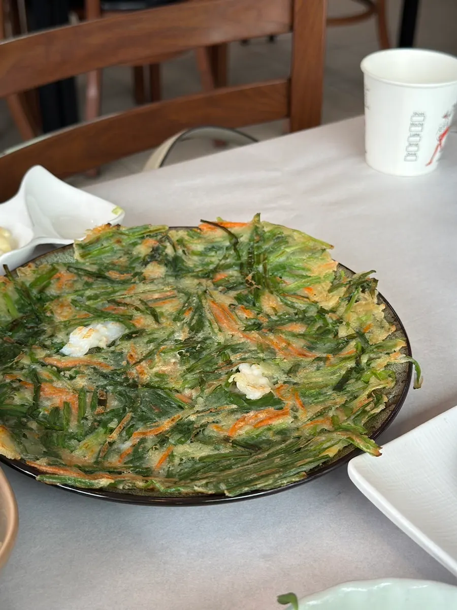 바삭하게 부친 전 접시