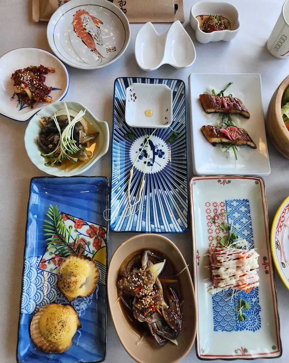 Salad, sashimi salad, pufferfish skin, and other side dishes