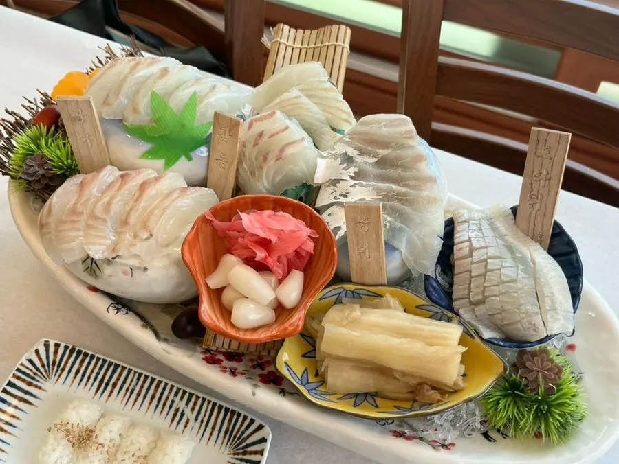 테이블 가득 채운 다찌한상 전체 상