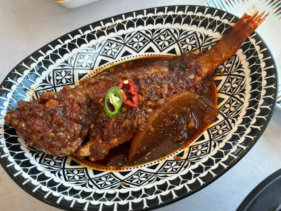 생선 한마리 통으로 나온 조림