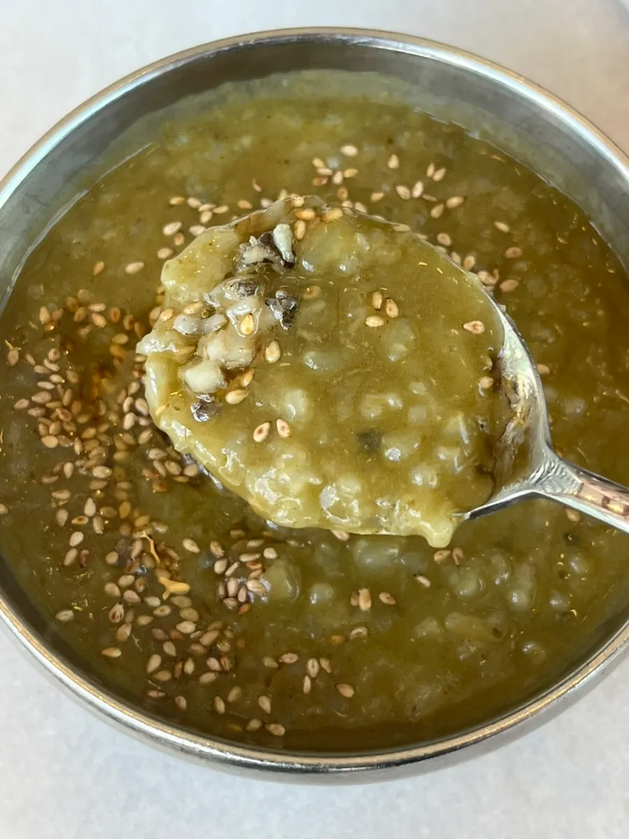 내장 맛이 진한 전복죽 한 그릇
