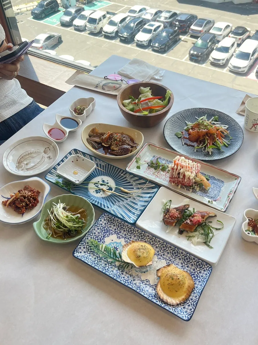 Table seating inside Gwanganda Jjji