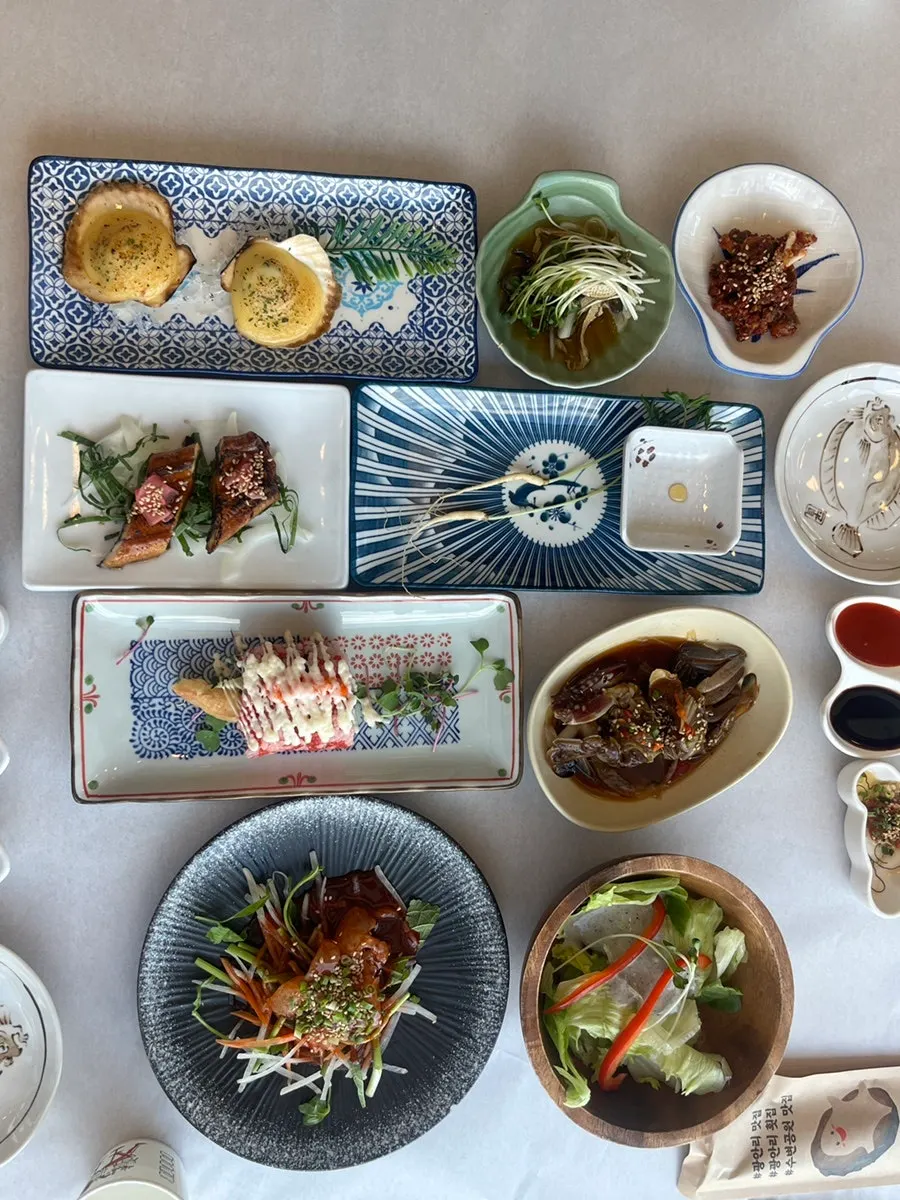 First spread of the dachi set with 17 kinds of seafood and dishes