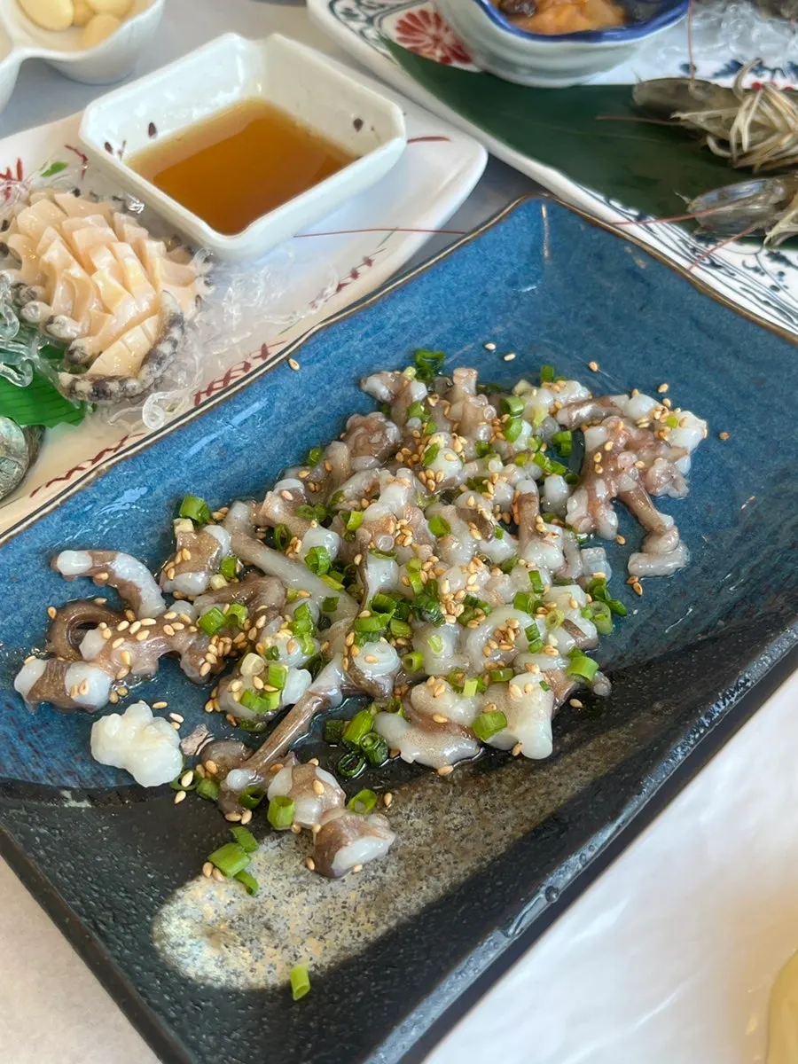Live shrimp sashimi dipped in vinegar-chili sauce