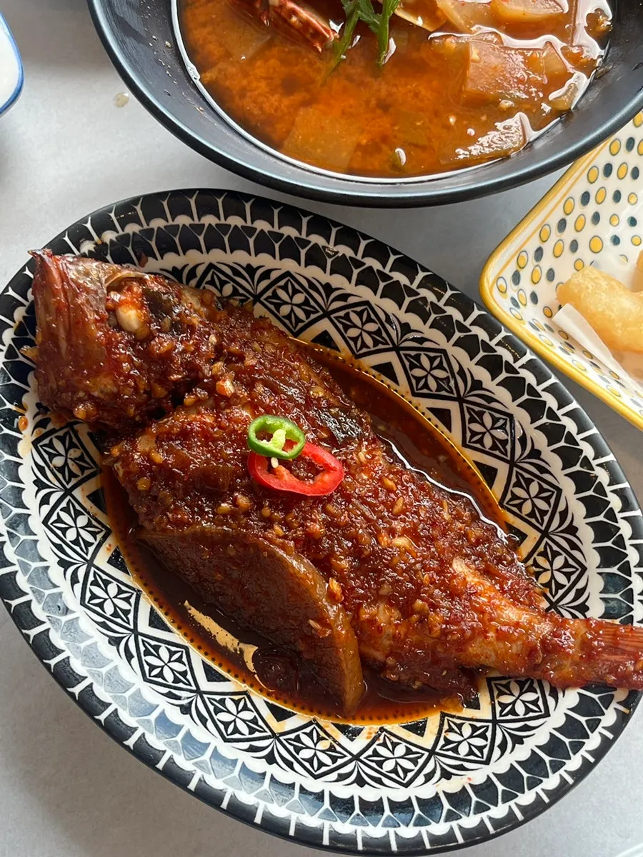 Steamed fish and spicy crab stew served as hot dishes