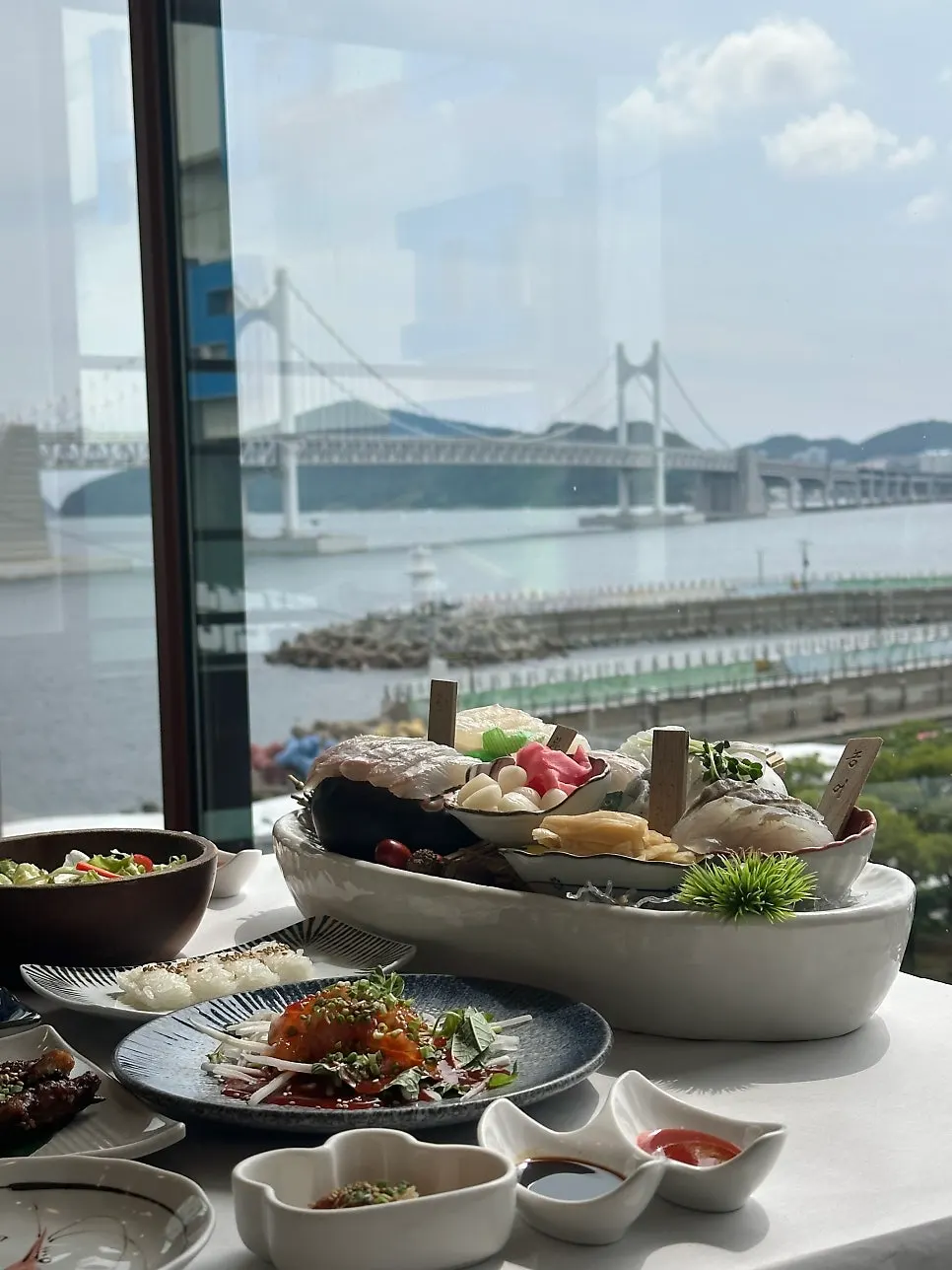 Seafood dishes served one after another in the daejjihanhsang course
