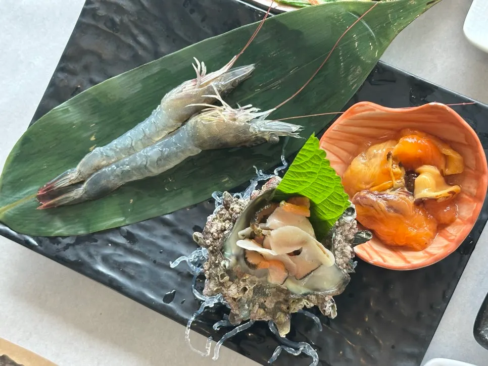 Plate of raw shrimp, sea squirt and abalone