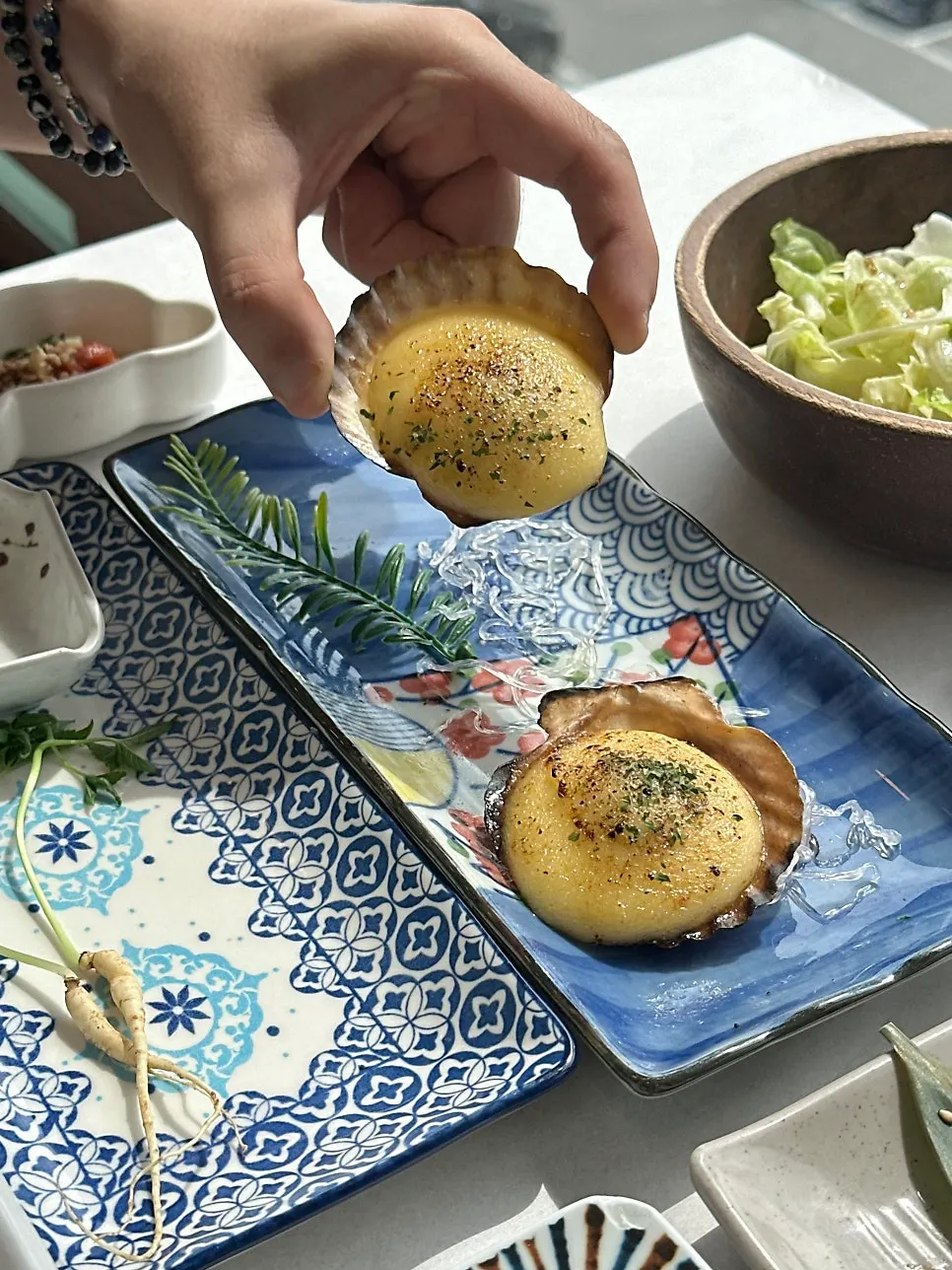Cheese-grilled scallops and spicy braised fish