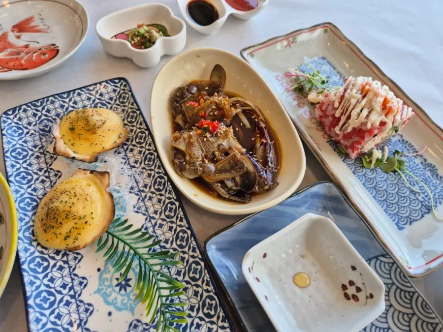 A sundries plate with cheese-grilled scallop and sushi rolls
