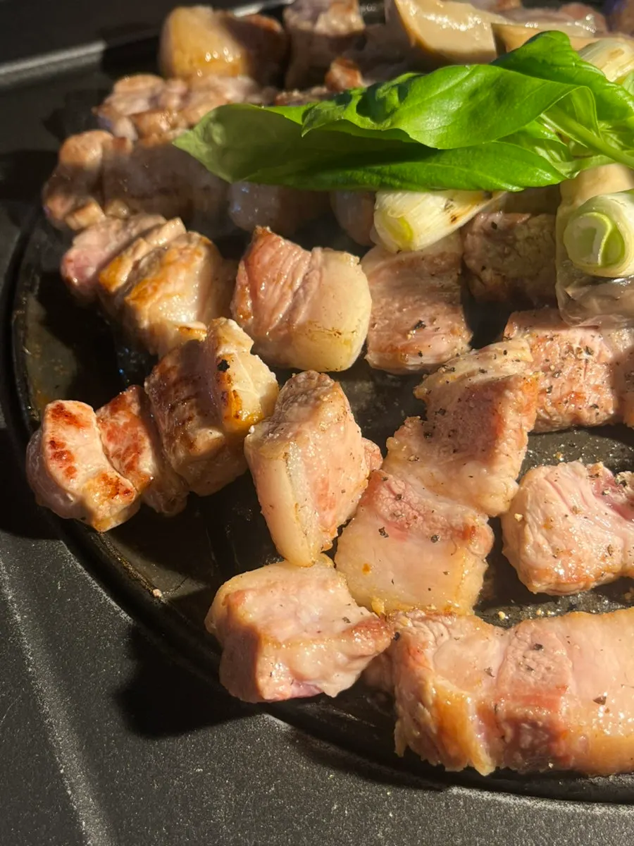 Tteukkeong-sal cooking on the pan