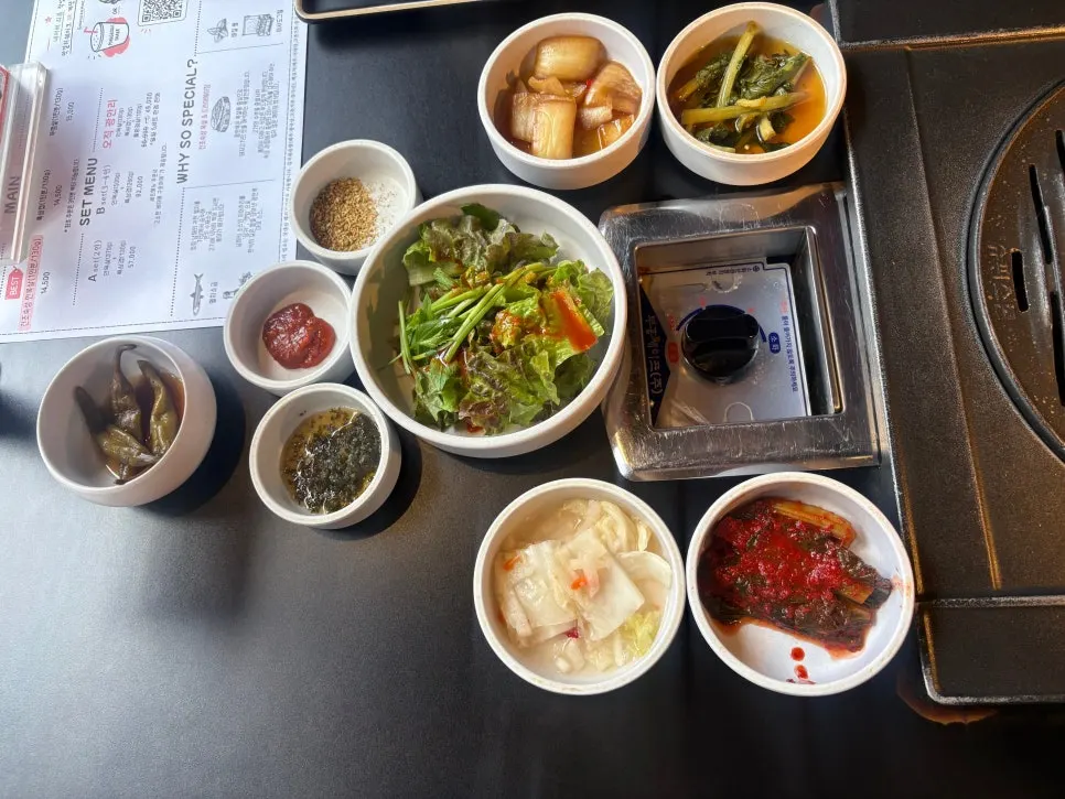 기장멸치소금과 함께 차려진 밑반찬 상차림