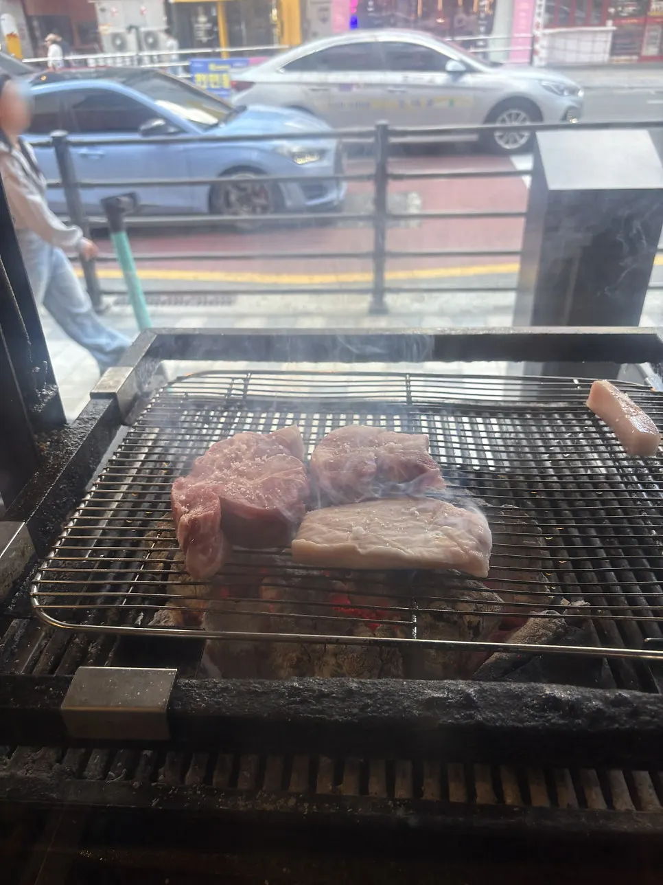 불판 위에서 구워지는 안목살과 특삼겹