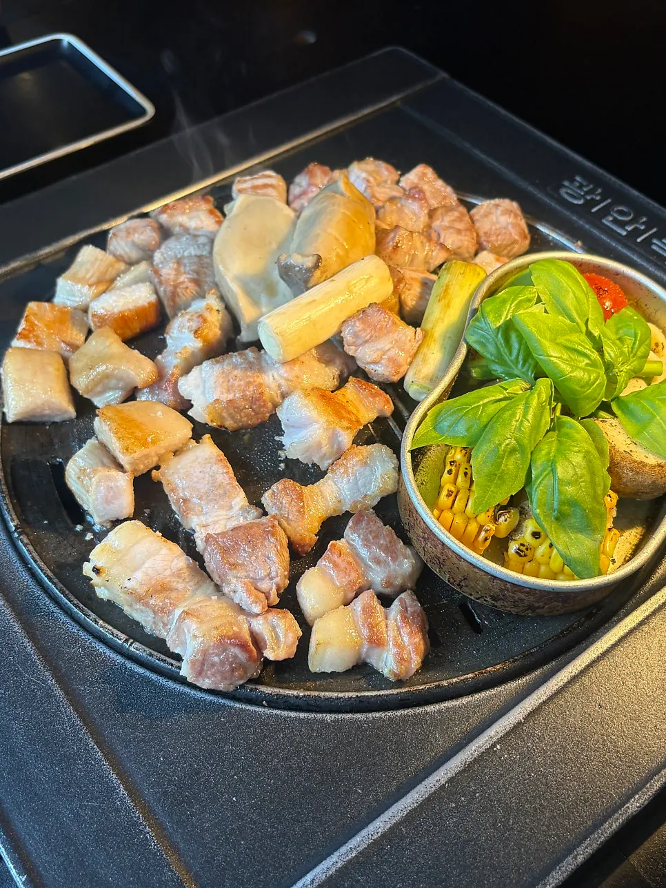 초벌 후 불판에 올려진 고기 클로즈업